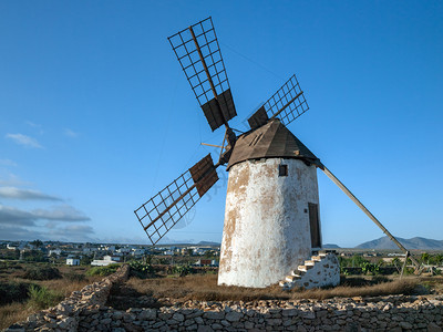 岛屿上的老旧风车图片