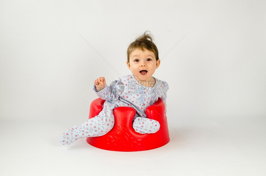 坐在椅子上的可爱婴儿图片