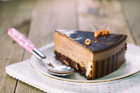 桌子美味的慕斯蛋糕配有不同的巧克力采空区庆典图片