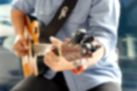 吉他手声学玩音乐家演奏声吉他时的模糊照片图片