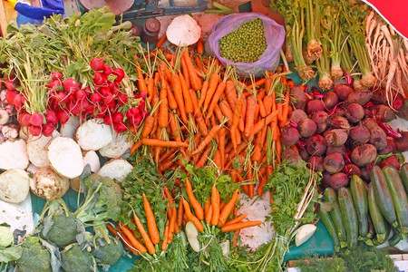 橙食物农民市场上的新鲜蔬菜市场的图片