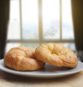 饮料早晨咖啡杯和Croissant早餐快速和模糊背景卧室窗户咖啡店图片