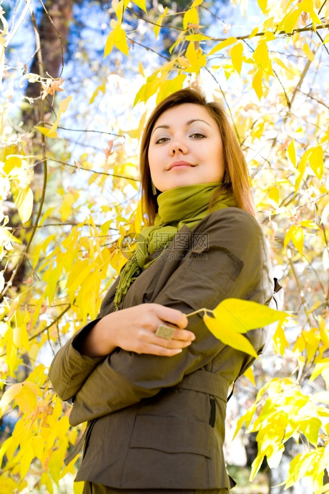 卡其色相机秋天森林中的年轻美丽欧洲女孩黄色图片
