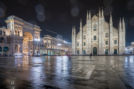 旅行意大利米兰的Duomo之光降雨日暮广场图片