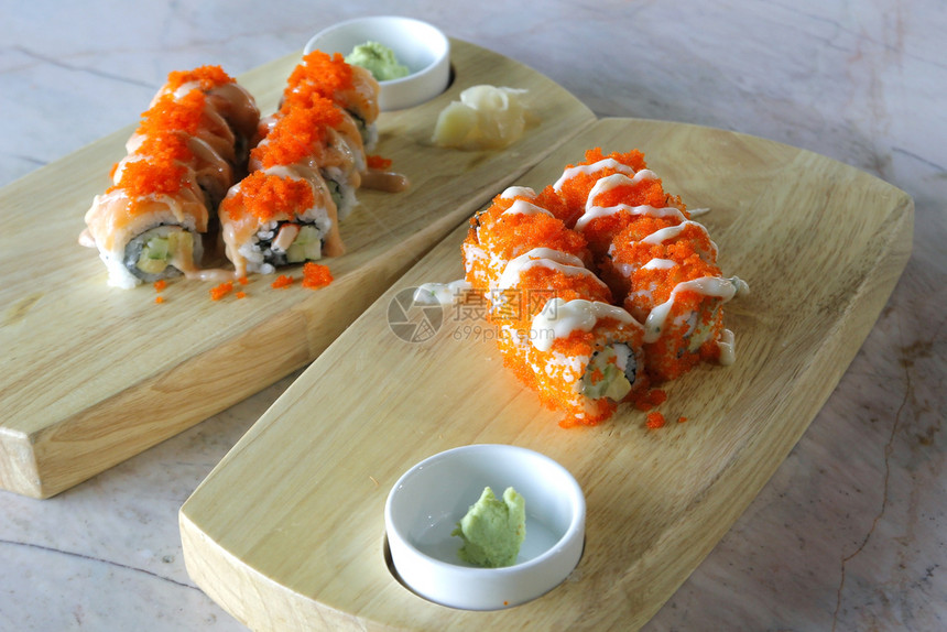 关闭寿司卷起传统的日本菜食物开胃劳斯莱图片