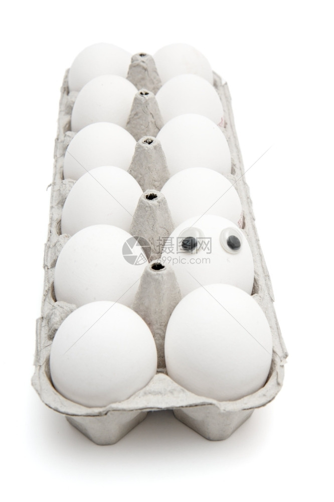 在白色背景的纸盒里有一对十几只眼睛中的有趣鸡蛋脆弱杂货店食物图片