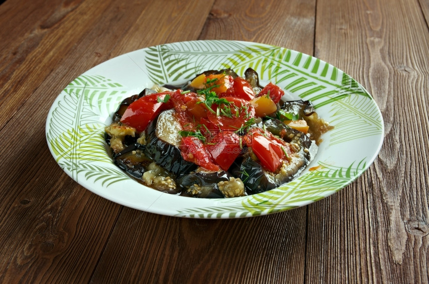 素食主义者TombetMajorca切开的豆子和用橄榄油炸成的红铃辣椒传统蔬菜盘汤姆贝特胡椒图片