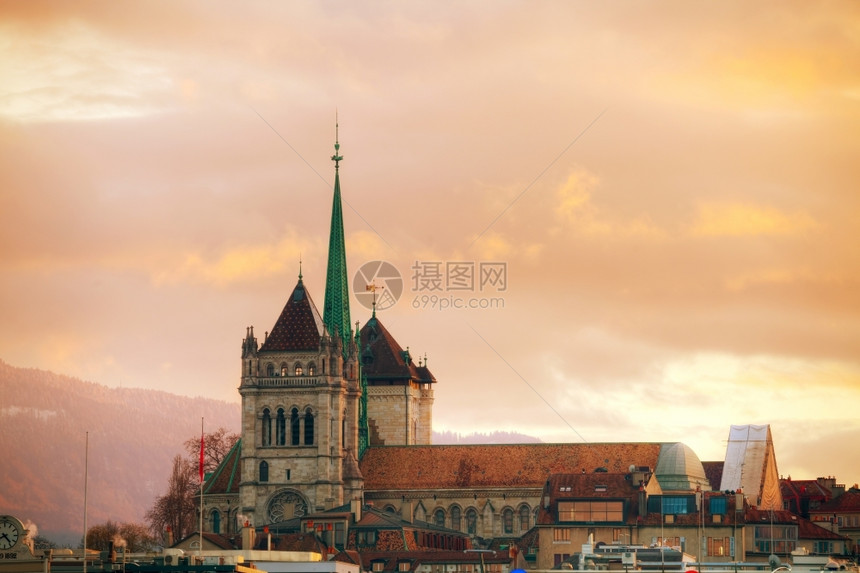 镇瑞士日内瓦圣皮埃尔大教堂的日内瓦城市景观概览瑞士日内瓦老的晚上图片