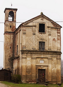 旧小教堂几乎在废墟中垂直形象历史宗教古老的图片