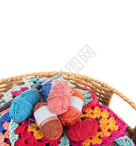 柳条篮子编织机用钩针和棉花以多种颜色工作活动复制图片