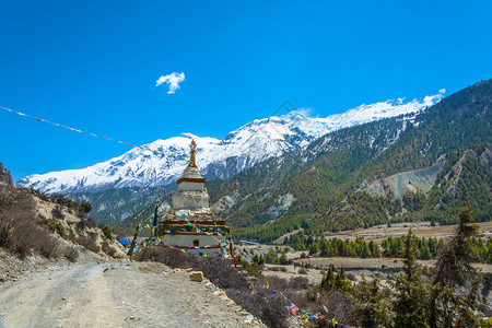 佛塔一种尼泊尔喜马拉雅山上路边缘的巨石柱尼泊尔旅游图片