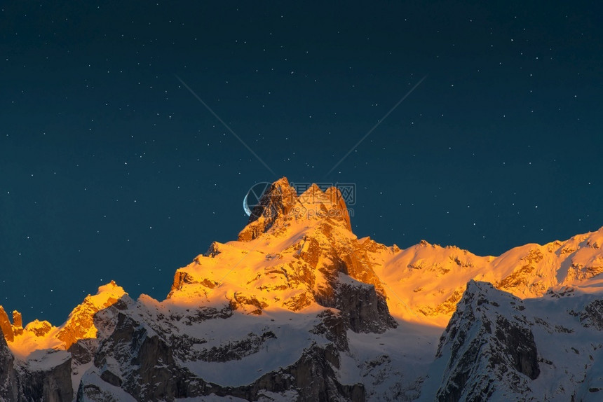 蓝色的山岳末日与月亮和星宿同在黑暗的图片
