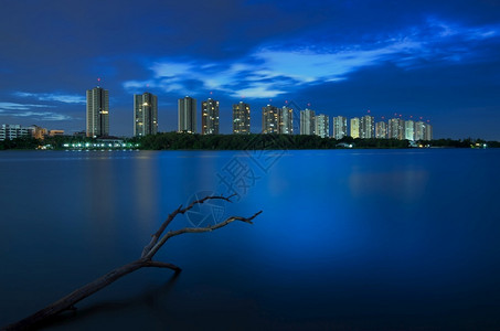 天空现代建筑在黄昏时反射曼谷夜视摩天大楼塔图片