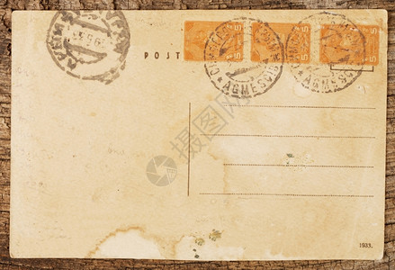 肮脏的棕色旧明信片上粗木背景的老明信片文档高清图片