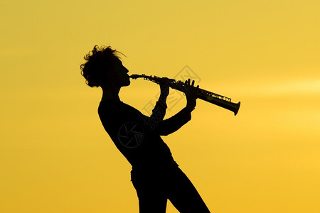 女高音女士黄色的男人在背景上播放saxophone双影设计图片