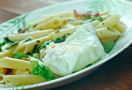 吃佛罗伦萨通心粉配培根荷包蛋蔬菜面条图片