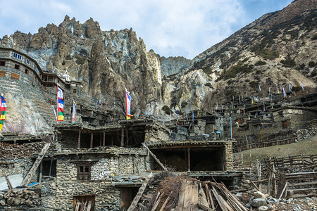 跋涉远足尼泊尔Brak村岩石山背景的老头屋布雷克村尼泊尔安纳普图片