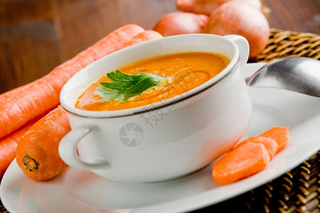 光滑的健康照片木制桌上甜美奶油润滑胡萝卜汤素食主义者图片