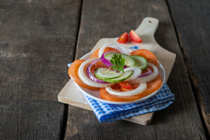 素食主义者混合蔬菜胡萝卜黄瓜洋葱开胃菜木制的图片