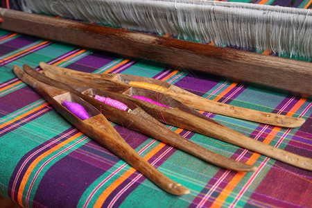 质地丝织传统泰国绸编织的式线轴服装图片