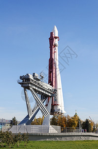 VDNKh苏联国民经济成就展览的苏联助推火箭Vostok俄罗斯莫科俄罗莫科夏天宇宙飞船助推器背景