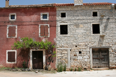 克罗地亚Istria的一个典型小老村庄一种门建筑物图片