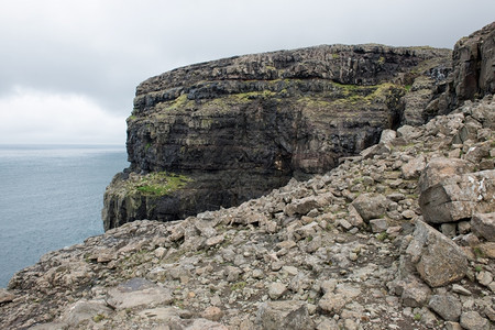 法罗群岛岩悬崖和海边的法罗群岛落基地貌的洛丹麦积极的戏剧图片