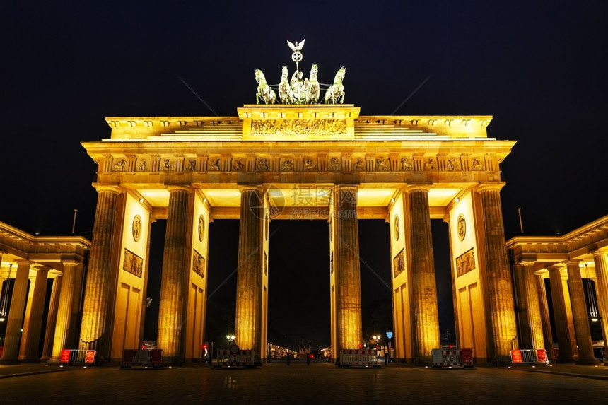 吸引力勃兰登堡大门白托尔晚上在德国柏林建筑学发光的图片
