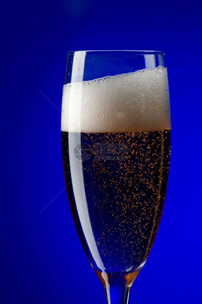 寒冷的玻璃起泡蓝色香槟杯合上图片