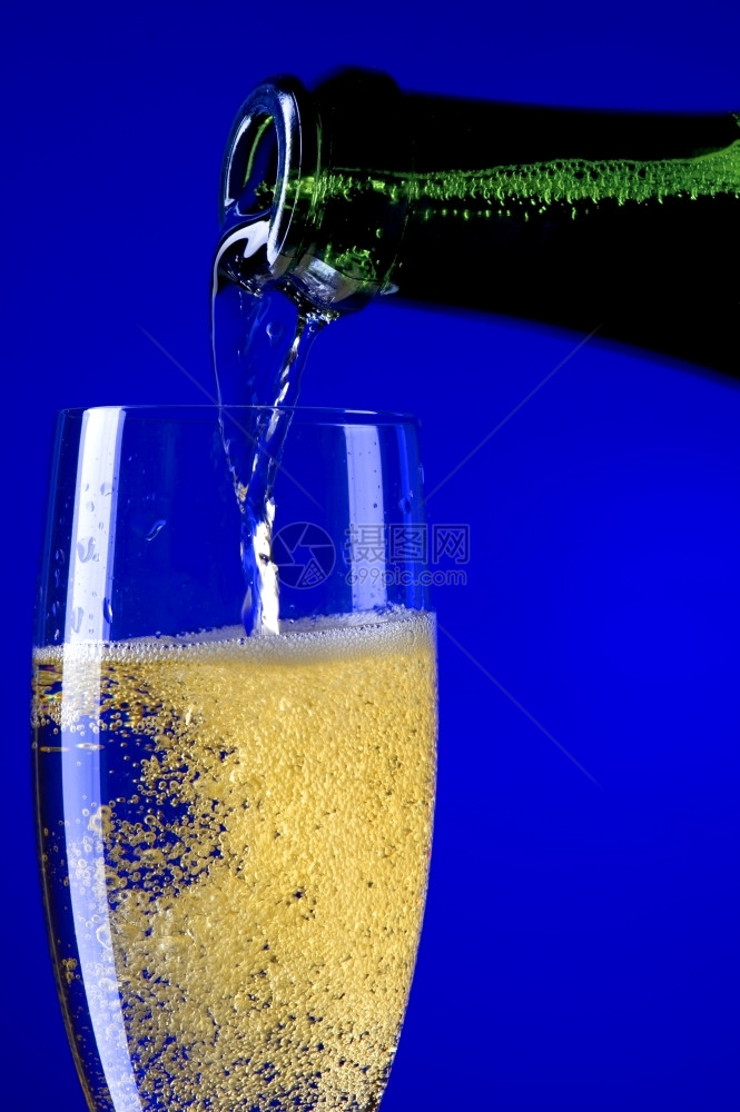 饮料目的蓝色香槟杯合上金的图片