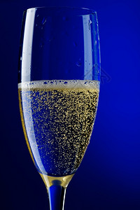 酒精起泡的香槟蓝色香槟杯合上图片