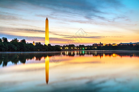 首都著名的地标早上在华盛顿特区的纪念碑图片