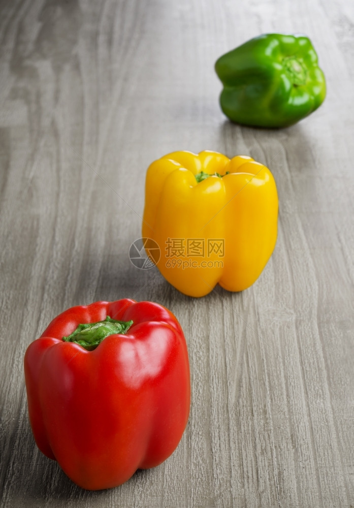 旧木制桌上的多彩胡椒素食主义者蔬菜成熟图片