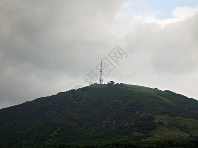 多雾路段吸引力马舒克山和暴风雨绿色图片