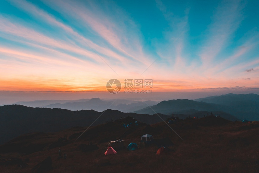 大气层极好的景观日落时有云彩的色多天空图片