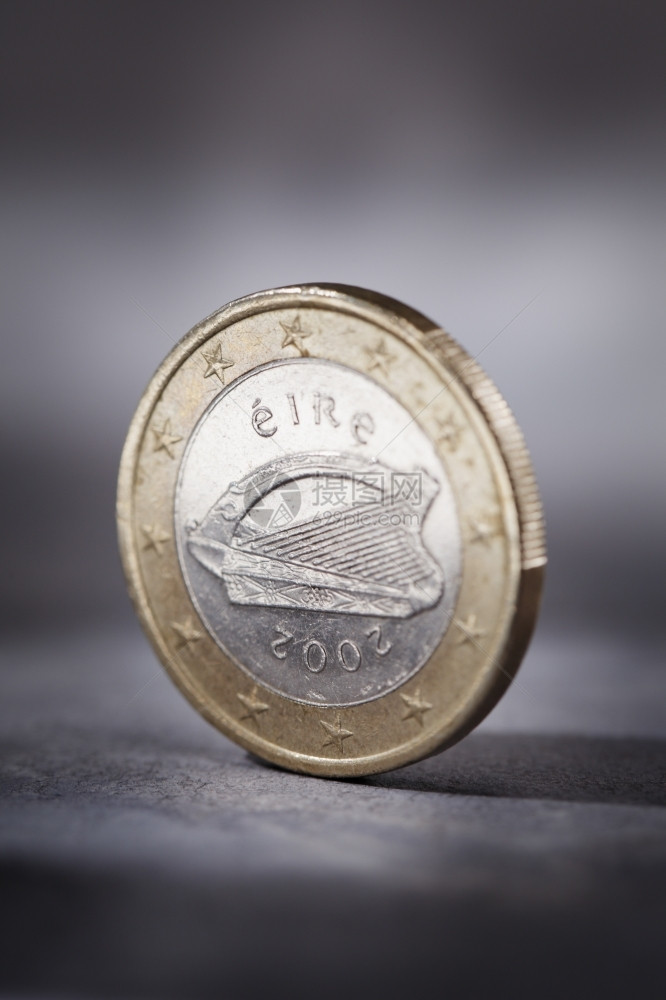 凯尔特人灰色圆形爱尔兰欧元硬币田间短深度灰色的划伤图片