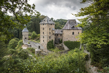 讲德修业在东比利时城堡的德语社区罗伯维尔和尤芬附近的城堡东比利时的伦顿高塔以及罗伯维尔和艾普恩附近的城堡位于德国语社区砖建筑学罗伯特维尔背景
