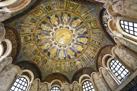 五世纪的马赛克覆盖意大利拉文纳尼农神庙浸信会的杯子大教堂会砖图片
