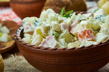 Rosols拉脱维亚马铃薯沙拉脱维亚烹饪传统菜类顶视放蛋黄酱土豆图片
