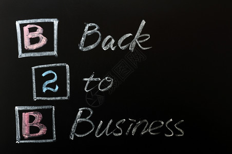 B2B的缩略语写在黑板上的回到商业肮脏的首字母缩略词白色的图片