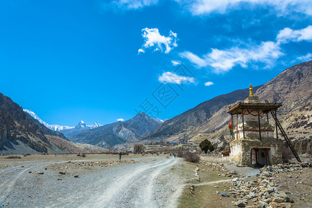 景观自然尼泊尔Annapurna附近路线上的山区公旅行图片