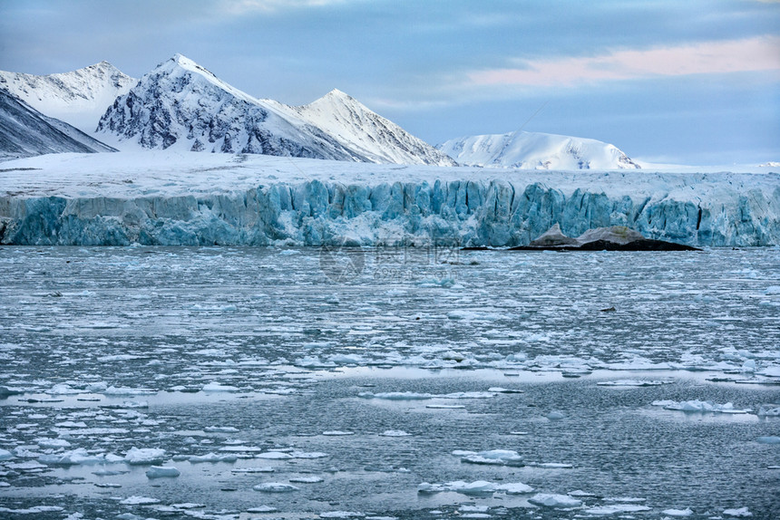 北极高纬度地区斯瓦尔巴群岛匹茨贝根的Woodfjorden摩纳哥冰川的终点寒冷景观站图片