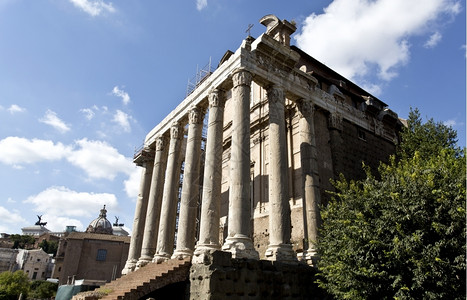 考古学纪念碑建筑罗马论坛的安东尼努斯和福蒂纳寺意大利罗马图片