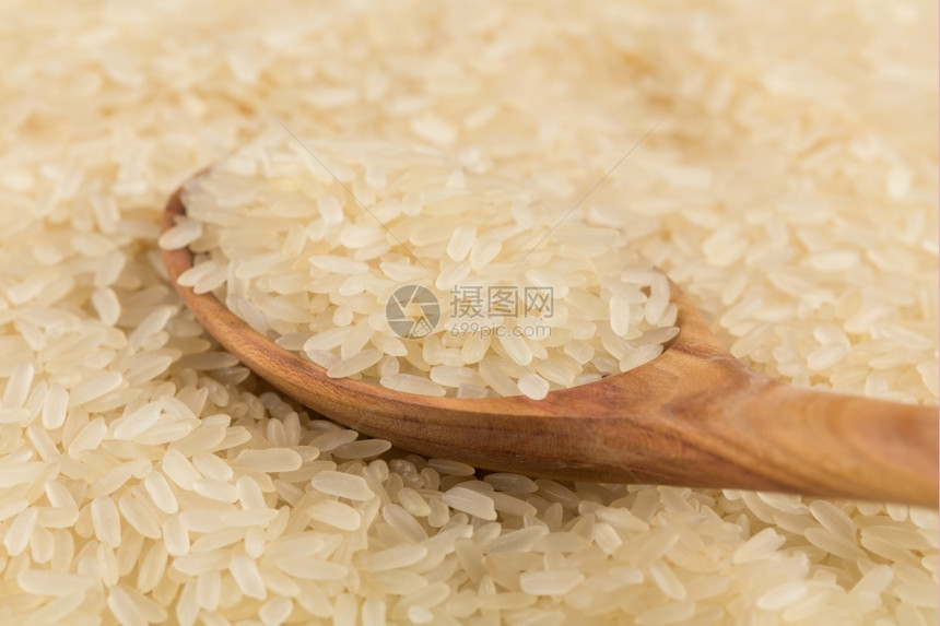 白色的炒米面上勺饭谷类背景贴近生的木制图片