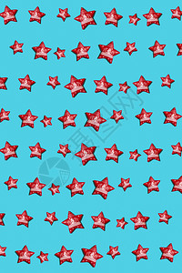 质地庆典季节红色圣诞星在蓝背景上的重复模式图片