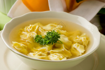 意大利式饺子肉汤馄饨照片中美味的乌龟尼以波云为首桌子背景
