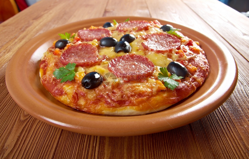 煮熟的圆形义制意大利比萨披食物图片