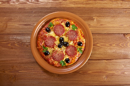 圆形的义制意大利比萨披辣香肠特写圆圈图片