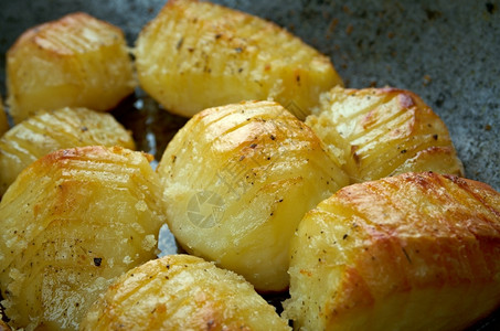一顿饭典型的Hasselback马铃薯瑞典版烤土豆脆皮图片