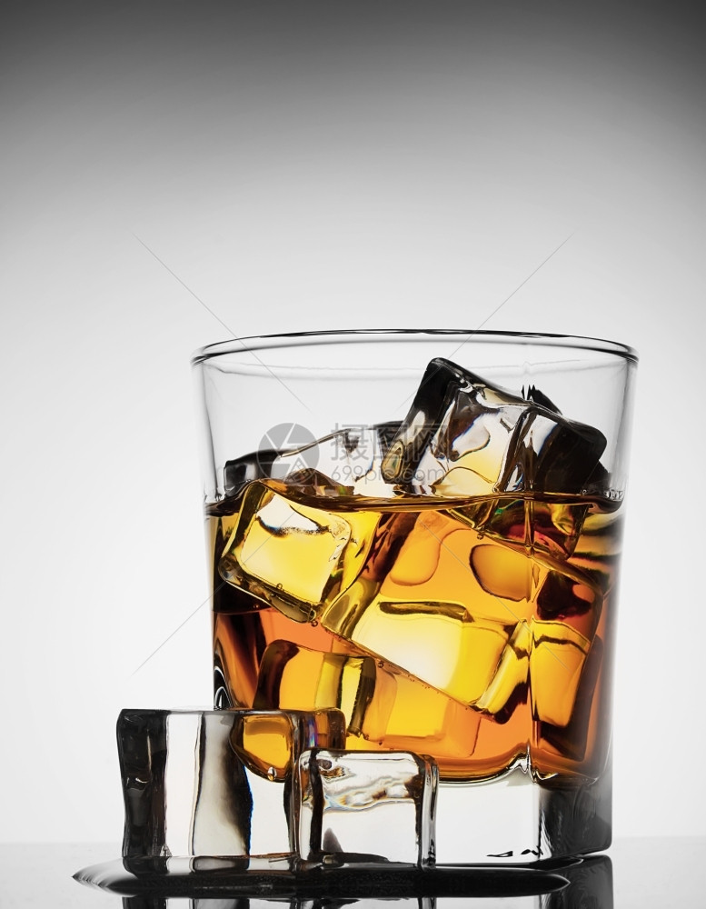 酒精玻璃杯威士忌冰溶于梯度背景食物融化了图片